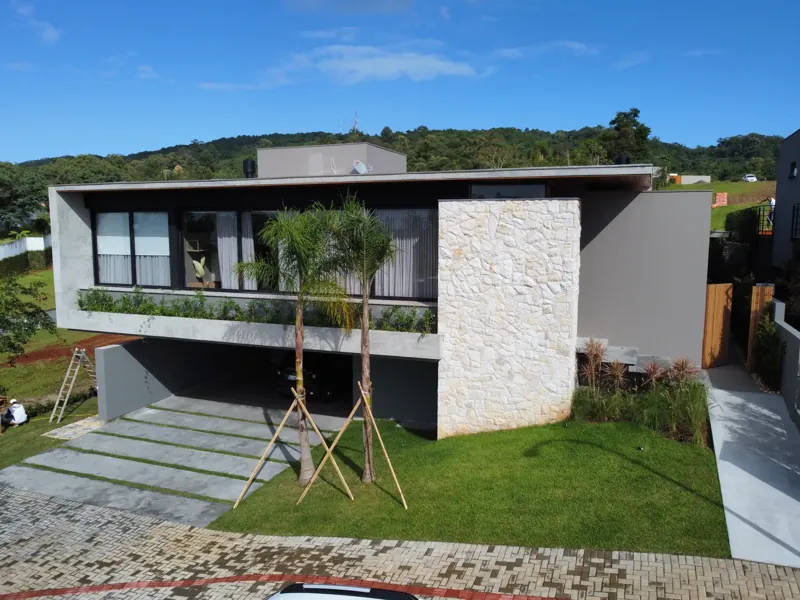 Residência de alto padrão construída pela EZA Engenharia em Santa Catarina