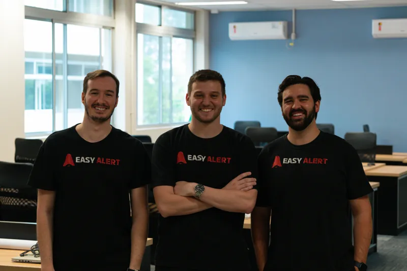 Fernando Zomer, à direita, com os sócios da Easy Alert no escritório da empresa em Criciúma